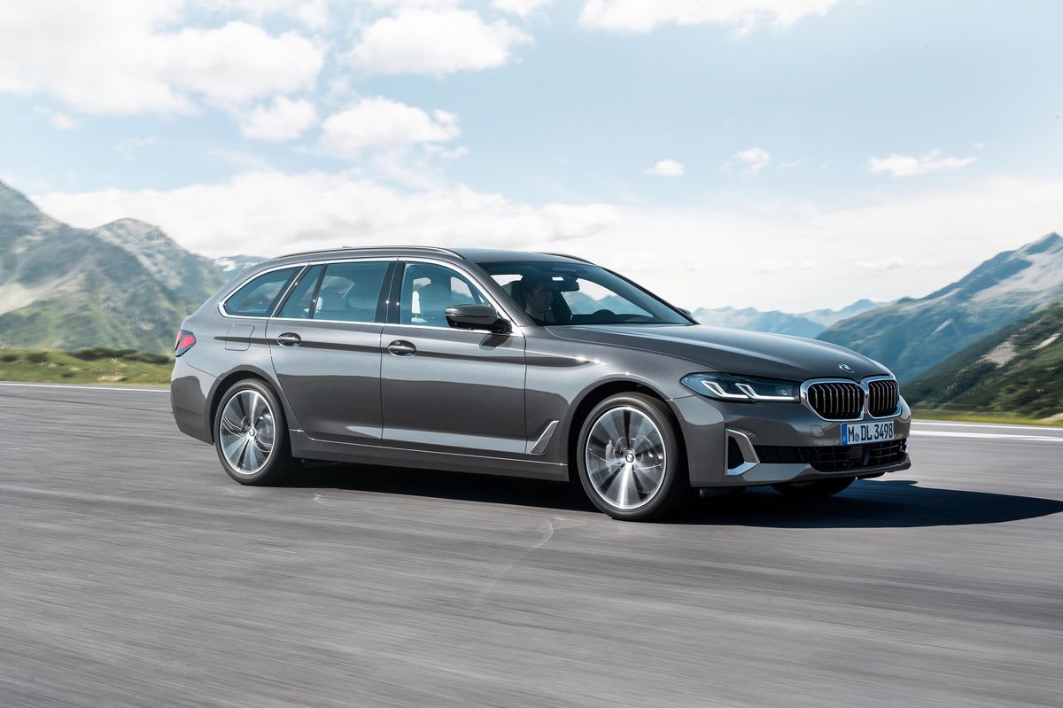 Eine grössere Niere und flachere Scheinwerfer, neue Technik und Motoren: Der BMW 5er wurde überarbeitet.