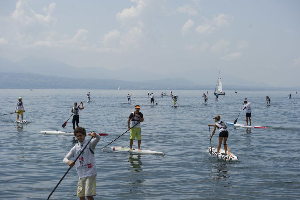 En stand up paddle, le Léman se traverse en 1 h 39 24 heures