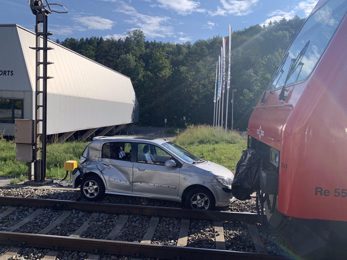 Unterbruch im Zürcher Bahnverkehr – Auto zwischen Bahnschranken gefangen – dann kam der Zug - Vimarsana News
