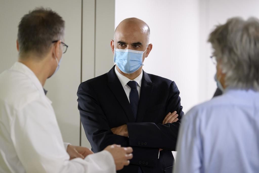 Der Gesundheitsminister hat am Donnerstag in Lugano zwei Kliniken besucht. An der folgenden Pressekonferenz äusserte er Besorgnis darüber, dass sich viele Menschen mit Symptomen nicht testen lassen. 