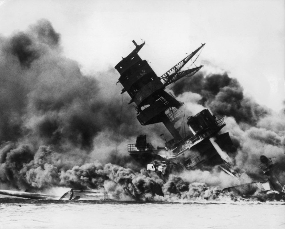 Das schwer getroffene Kriegsschiff «USS Arizona» versinkt in den Fluten des Pazifiks. 1177 Seeleute finden dabei den Tod. Das schwer getroffene Kriegsschiff «USS Arizona» versinkt in den Fluten des Pazifiks. 1177 Seeleute finden dabei den Tod.