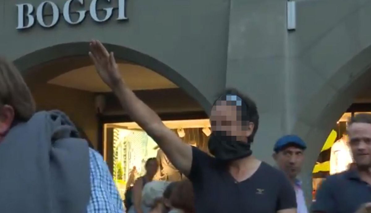 Unmut Nach Zertifikat Ausweitung Hitlergruss Hakenkreuze Und Davidsterne An Mass Voll Demo In Bern 20 Minuten