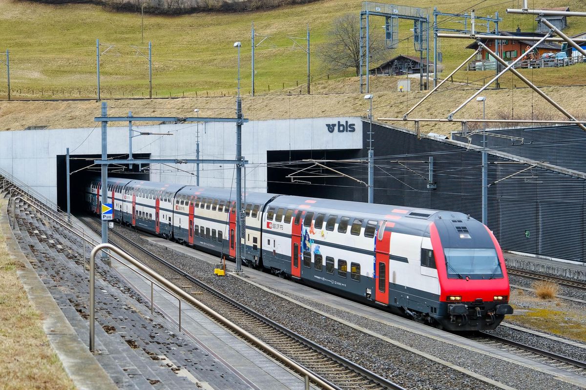 Der Fernverkehr der SBB ist defizitär. Auf dem Bild siehst du einen SBB-Zug in Frutigen. Der Fernverkehr der SBB ist defizitär. Auf dem Bild siehst du einen SBB-Zug in Frutigen.
