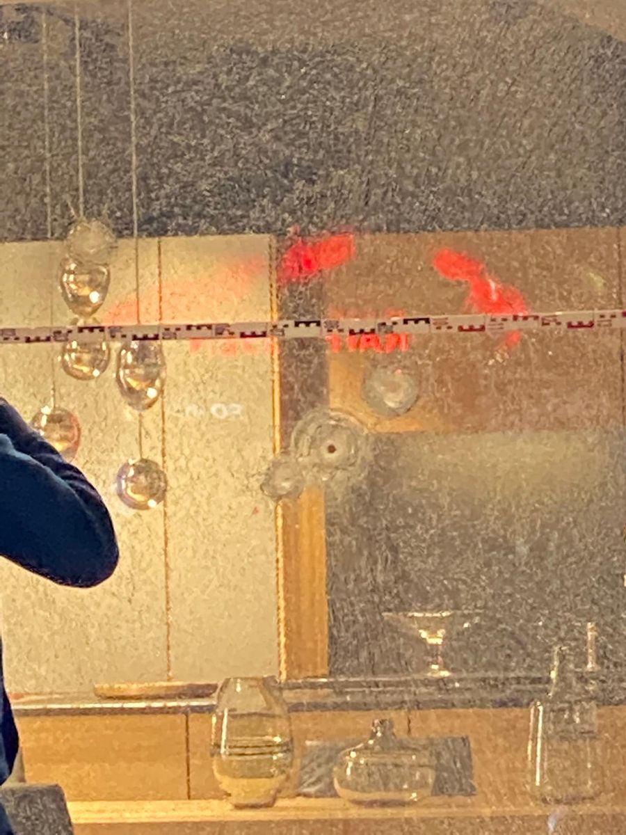 Wie die Kantonspolizei Bern in einer Mitteilung schreibt, wurde gegen 17.30 Uhr eine Patrouille der Kantonspolizei Bern angesprochen, dass es in der unteren Bönigstrasse eben zu Schussabgaben gekommen sei. Wie die Kantonspolizei Bern in einer Mitteilung schreibt, wurde gegen 17.30 Uhr eine Patrouille der Kantonspolizei Bern angesprochen, dass es in der unteren Bönigstrasse eben zu Schussabgaben gekommen sei.