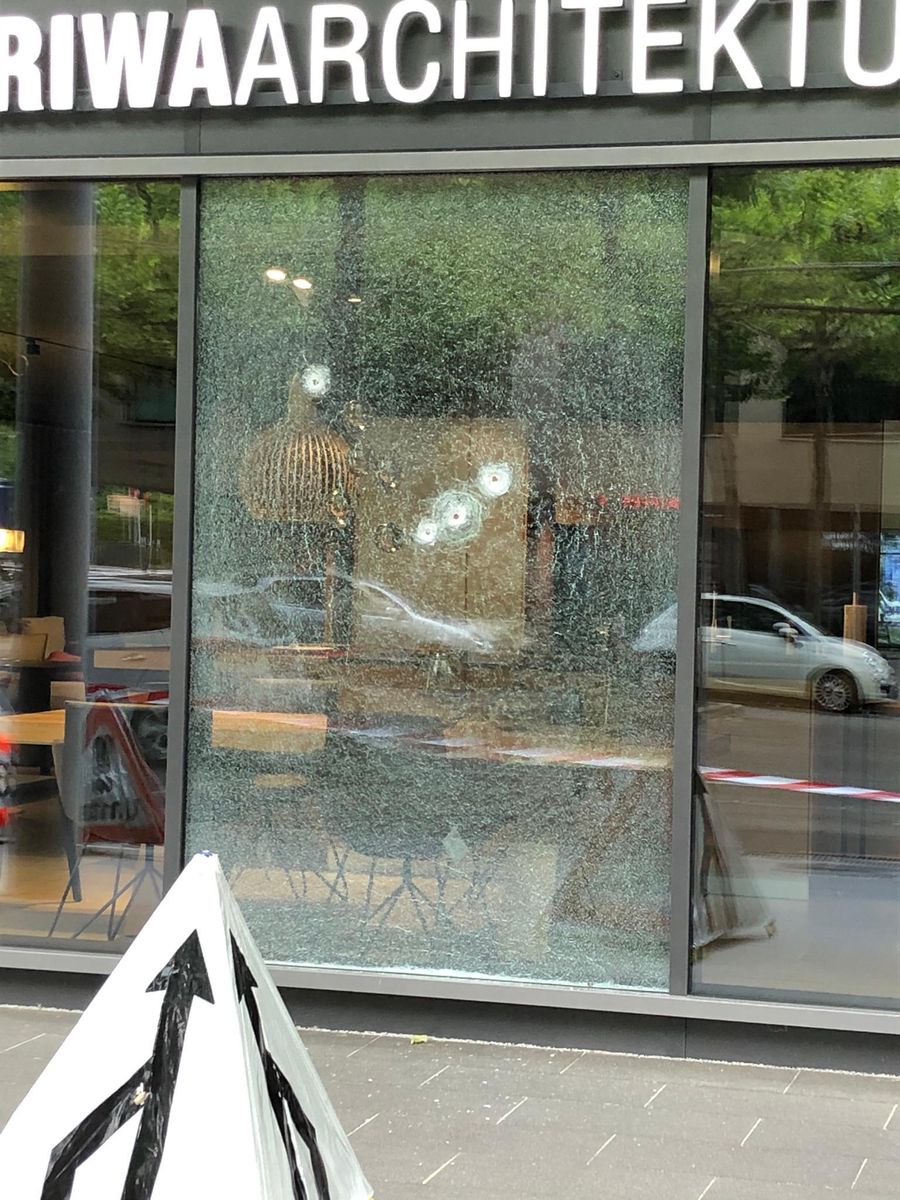 In Interlaken im Kanton Bern wurden am Samstag mehrere Schüsse auf ein Möbelgeschäft abgegeben. In Interlaken im Kanton Bern wurden am Samstag mehrere Schüsse auf ein Möbelgeschäft abgegeben.