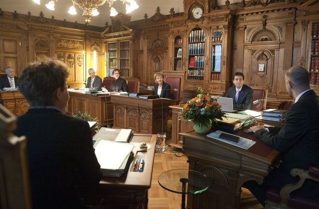 Devant ses collègues, Ueli Maurer, tout à gauche, a reprécisé que l'évaluation sur le Gripen parue dans la presse ne concerne qu'un modèle d'appareil ancien.