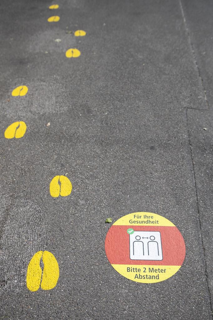Vor rund zehn Wochen verordnete der Bund einen Sicherheitsabstand von zwei Metern zwischen Personen in der Öffentlichkeit.