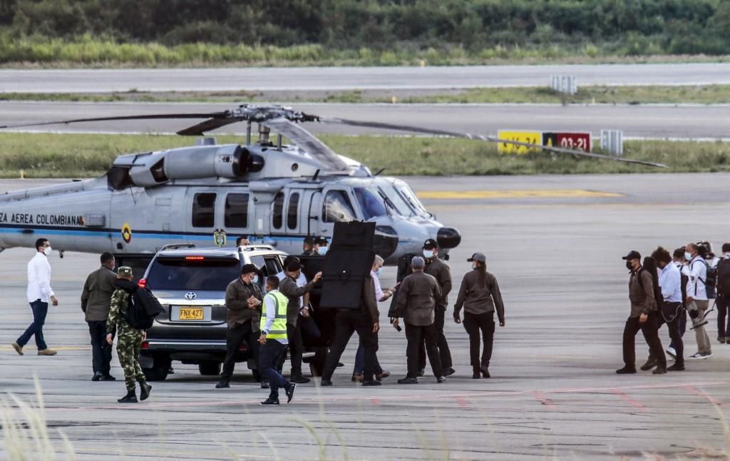 Einschusslöcher in Maschine – Helikopter von Kolumbiens Präsident beschossen - Vimarsana News
