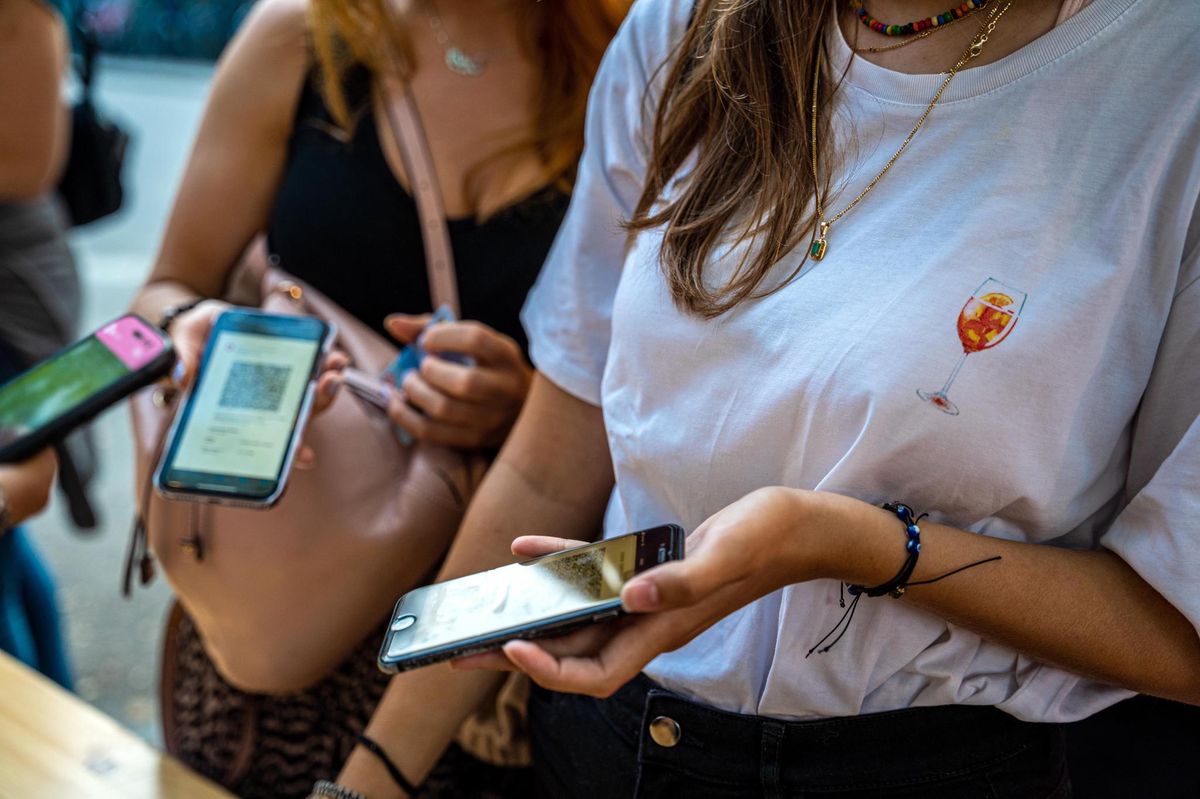 Walliser Schülerinnen und Schüler der nachobligatorischen Stufe müssen keine Maske mehr tragen, wenn sie angeben, ob sie genesen, geimpft oder getestet sind.  
