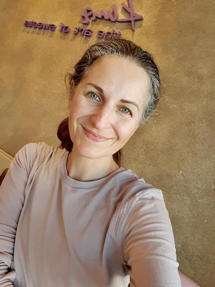 Lieber gehe sie gar nicht mehr ins Café, als sich vorher jedes Mal testen zu lassen, sagt die spirituelle Influencerin Nancy Holten.