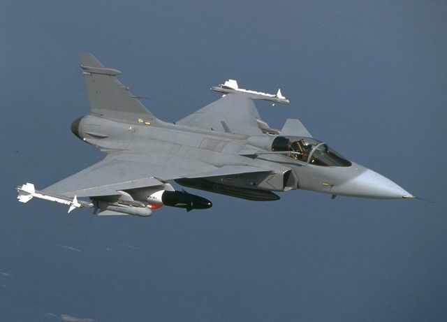 Le Gripen, ici en démonstration au Brésil. Oû l’appareil suédois est en concurrence avec le Rafale et le Super Hornet de Boeing.