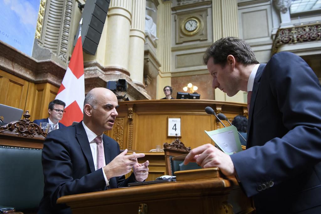 Thomas Aeschi (r.) geht wegen der geplanten Covid-Massnahmen auf Bundesrat Alain Berset los. 