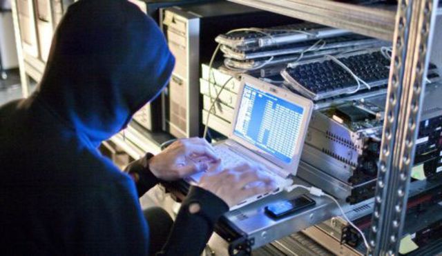 Personne Qui Penetre Illegalement Un Systeme Informatique