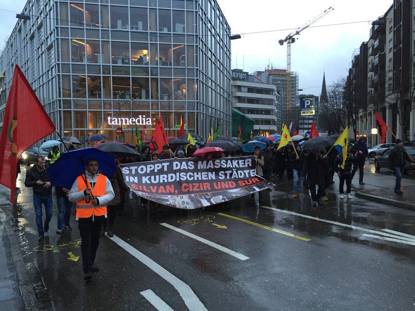 Kurden Protestieren Gegen Massaker In Der Turkei es Anzeiger