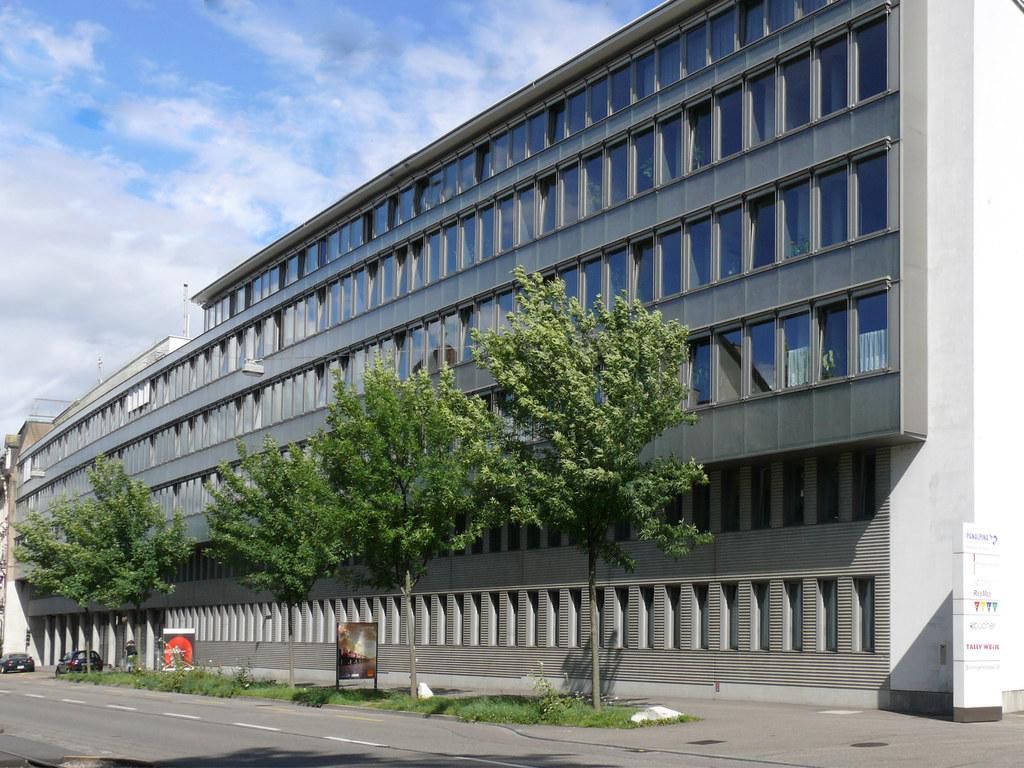 Die Basler Staatsanwaltschaft prüft derzeit, ob der Straftatbestand der «öffentlichen Aufforderung zu Verbrechen oder zur Gewalttätigkeit» durch den «Barrikade»-Beitrag erfüllt wird. Die Basler Staatsanwaltschaft prüft derzeit, ob der Straftatbestand der «öffentlichen Aufforderung zu Verbrechen oder zur Gewalttätigkeit» durch den «Barrikade»-Beitrag erfüllt wird.