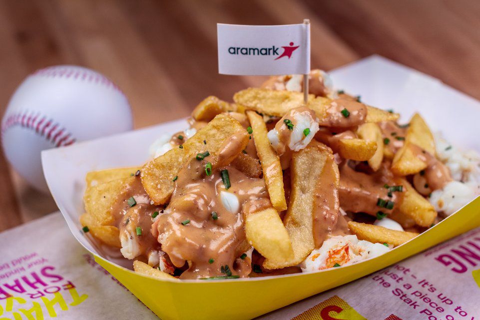 Waffel-Pommes mit Huhn und Crème-Sauce