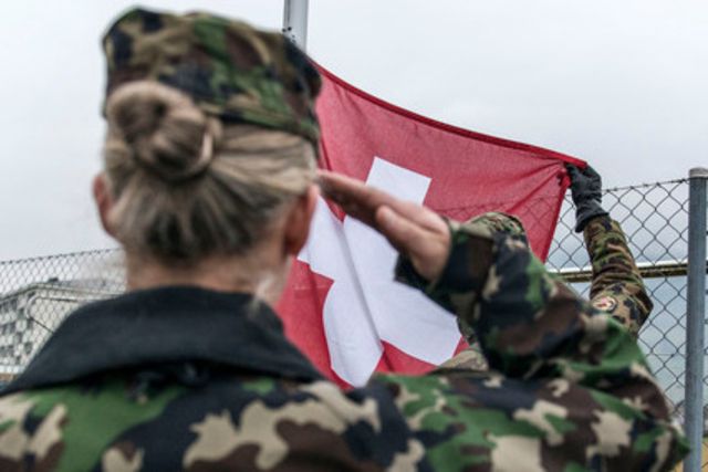 Les femmes peuvent être d'aussi bons soldats que les hommes, selon Denis Froidevaux, président de la Société suisse des Officiers.