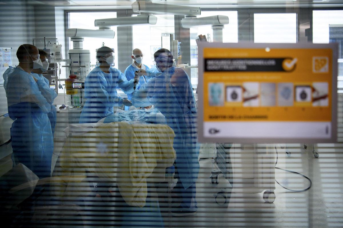 Omicron frappe la Suisse &ndash; Les contaminations explosent, mais les h&ocirc;pitaux tiennent bon