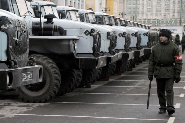 Grossaufgebot: Russischer Polizist in Moskau. (6. Dezember 2011)