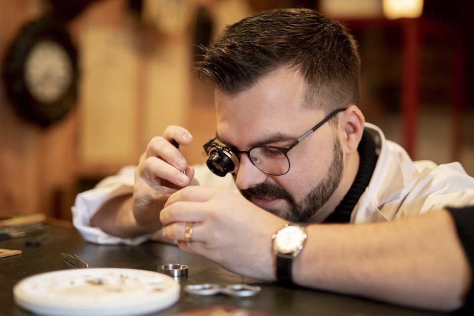 Uhrmacher zerlegt Taschenuhr Zürcher Unterländer