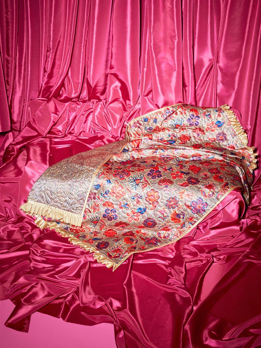 In der Kollektion gibt es beispielsweise einen beidseitig verwendbaren Bettüberwurf, … In der Kollektion gibt es beispielsweise einen beidseitig verwendbaren Bettüberwurf, …