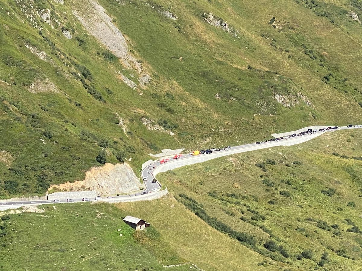 Am Oberalppass ist eine Person, die auf einem Velo unterwegs war, tödlich verunfallt. Am Oberalppass ist eine Person, die auf einem Velo unterwegs war, tödlich verunfallt.