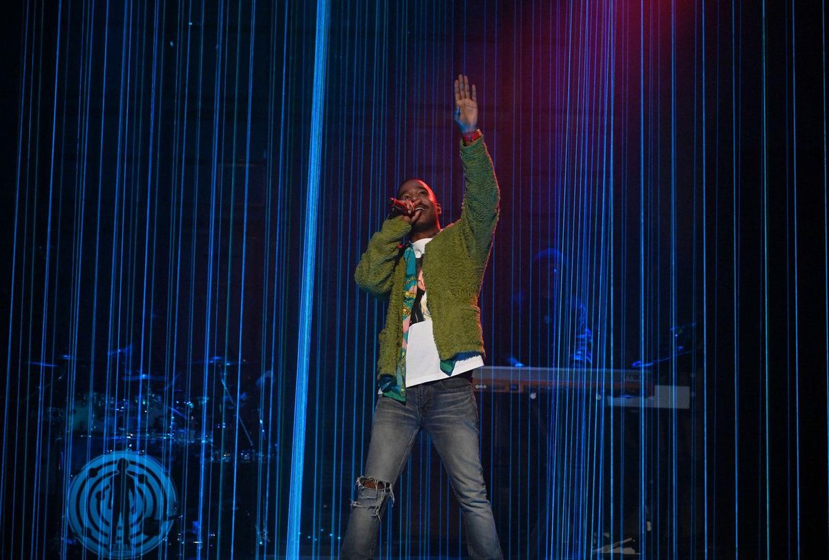 Kid Cudi singt bei «Saturday Night Live» im Kleid