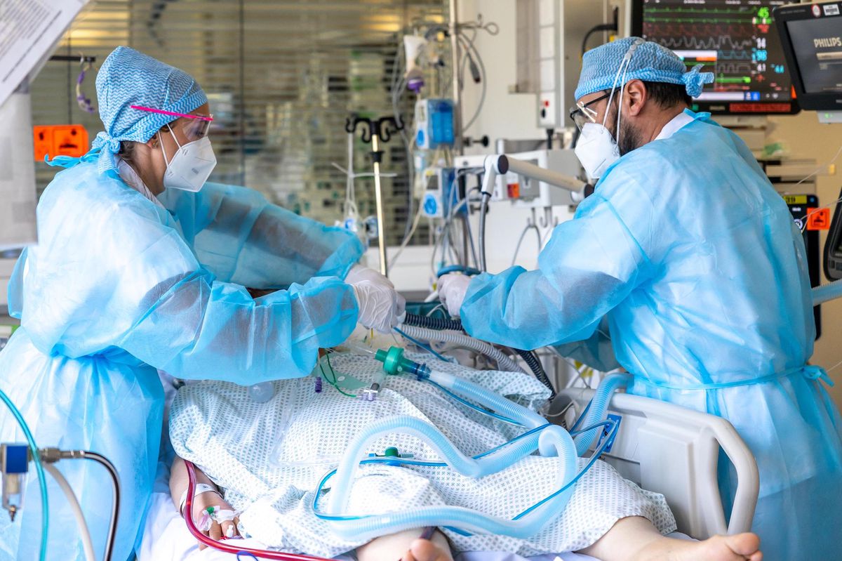 Seit Anfang September häufen sich in der Schweiz jedoch die Impfdurchbrüche: Corona-Patient auf einer Intensivstation. (Archivbild)