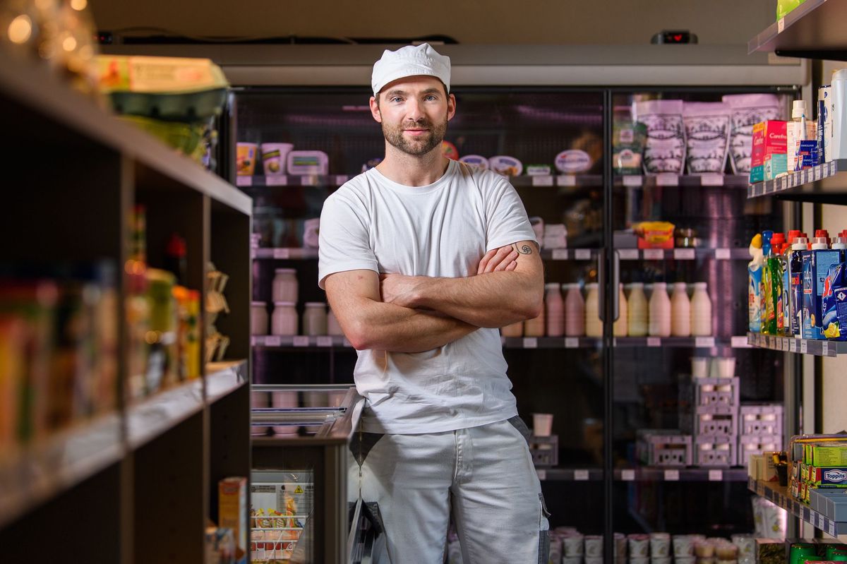 «Hamsterkäufe hat es bei uns keine gegeben», sagt Käser Roland Meier im Dorfladen von Kirchdorf.