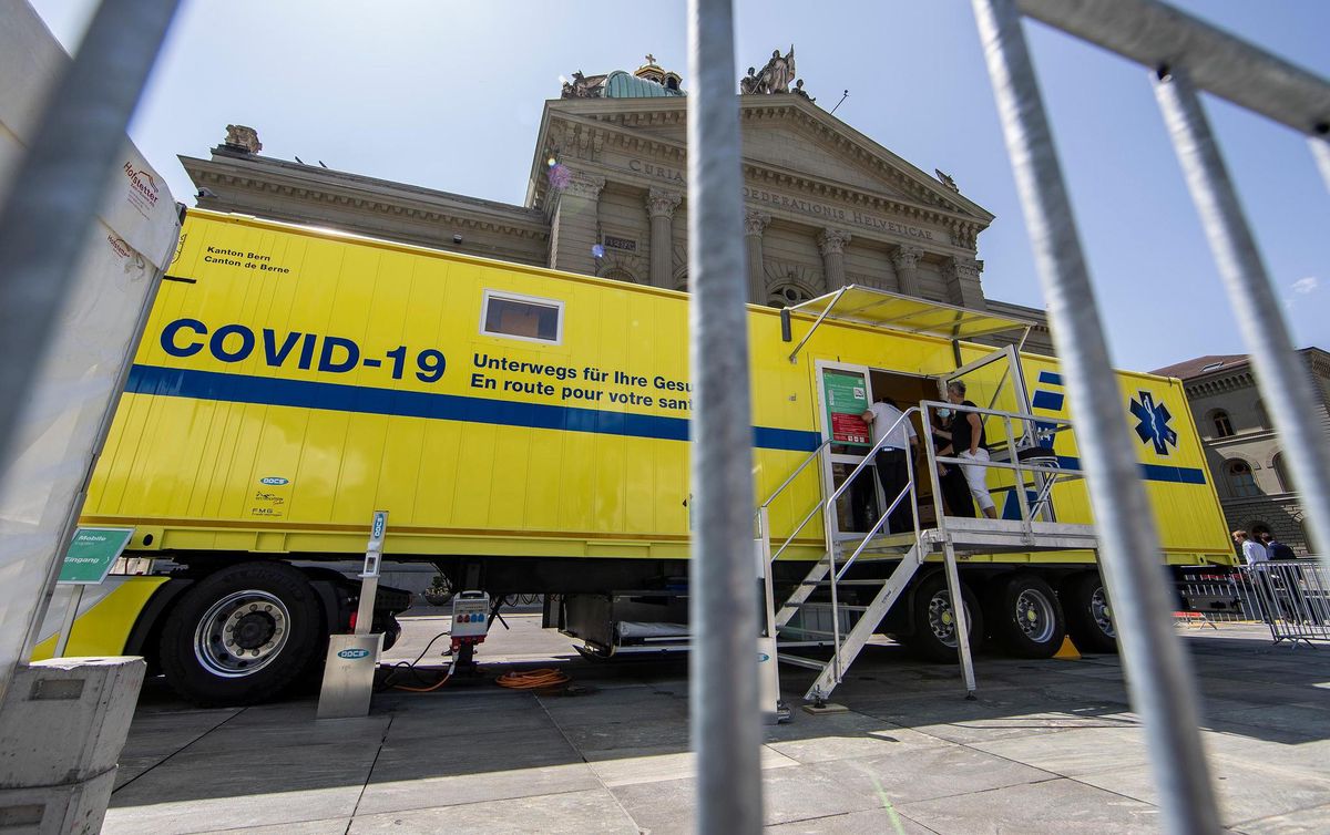 In verschiedenen Kantonen kommt der Impf-Truck sogar bis auf den Pausenhof. In verschiedenen Kantonen kommt der Impf-Truck sogar bis auf den Pausenhof.