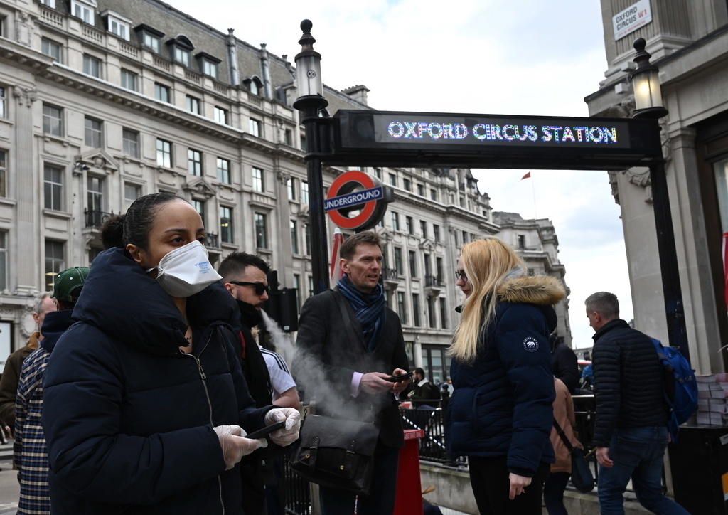 Im Vereinigten Königreich ist die Zahl der Infizierten auf 1950 von 1543 am Montag gestiegen, wie der TV-Sender Sky meldet.