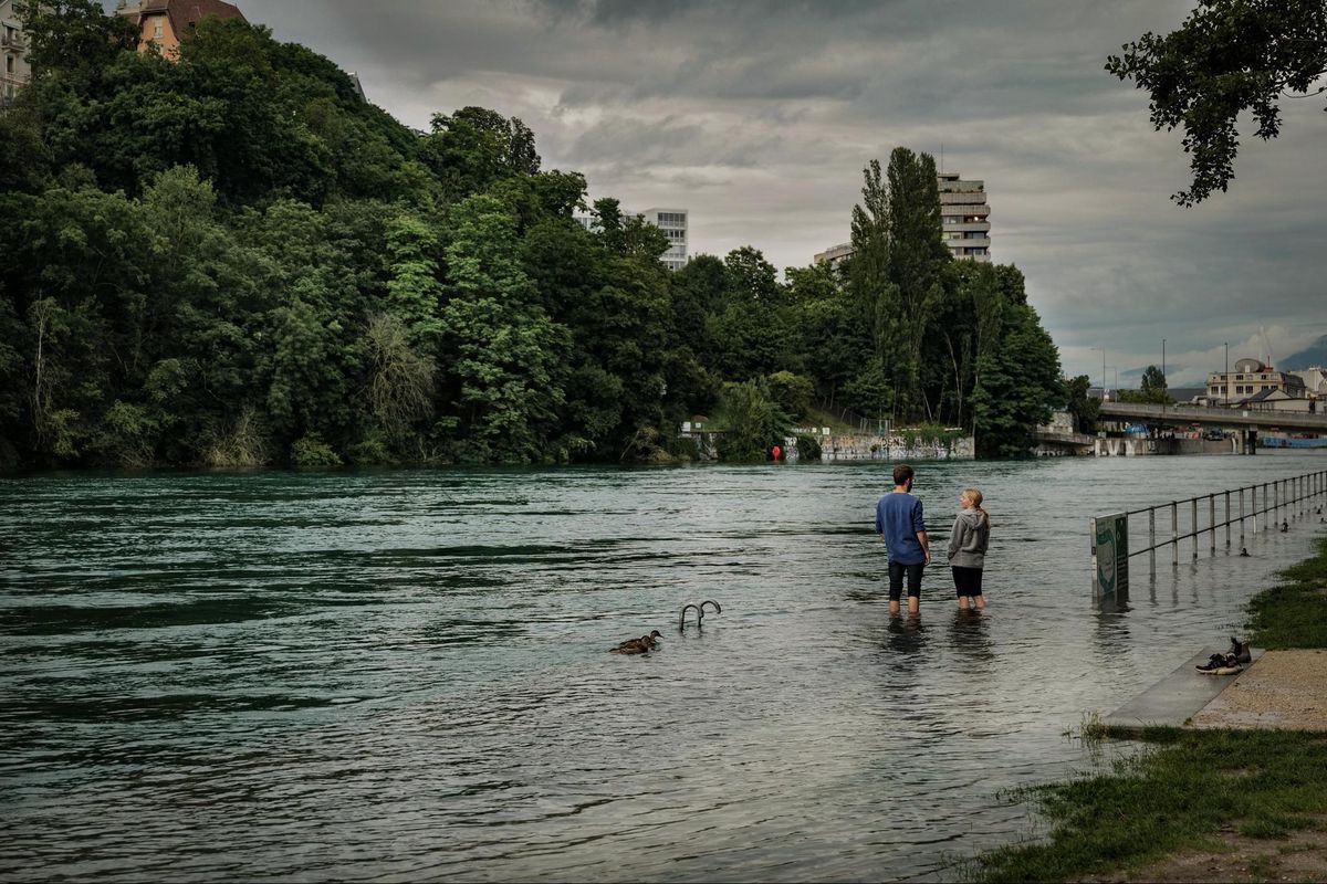 Genève, 13 juillet 2021. Sentier des Saules sur les bords du Rhône à la Jonction. Le fleuve déborde. Un jeune couple, mardi soir au couchant.