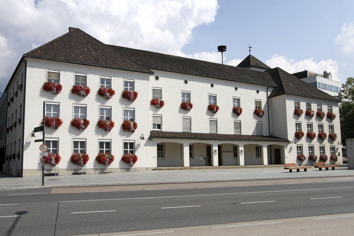 Im Zuge des Polizeieinsatzes ist ein Mann mit einem Messer auf die einschreitenden Polizisten losgegangen. Auf den Angreifer wurden zwei Schüsse mit der Dienstwaffe abgegeben. (Symbolbild) Im Zuge des Polizeieinsatzes ist ein Mann mit einem Messer auf die einschreitenden Polizisten losgegangen. Auf den Angreifer wurden zwei Schüsse mit der Dienstwaffe abgegeben. (Symbolbild)