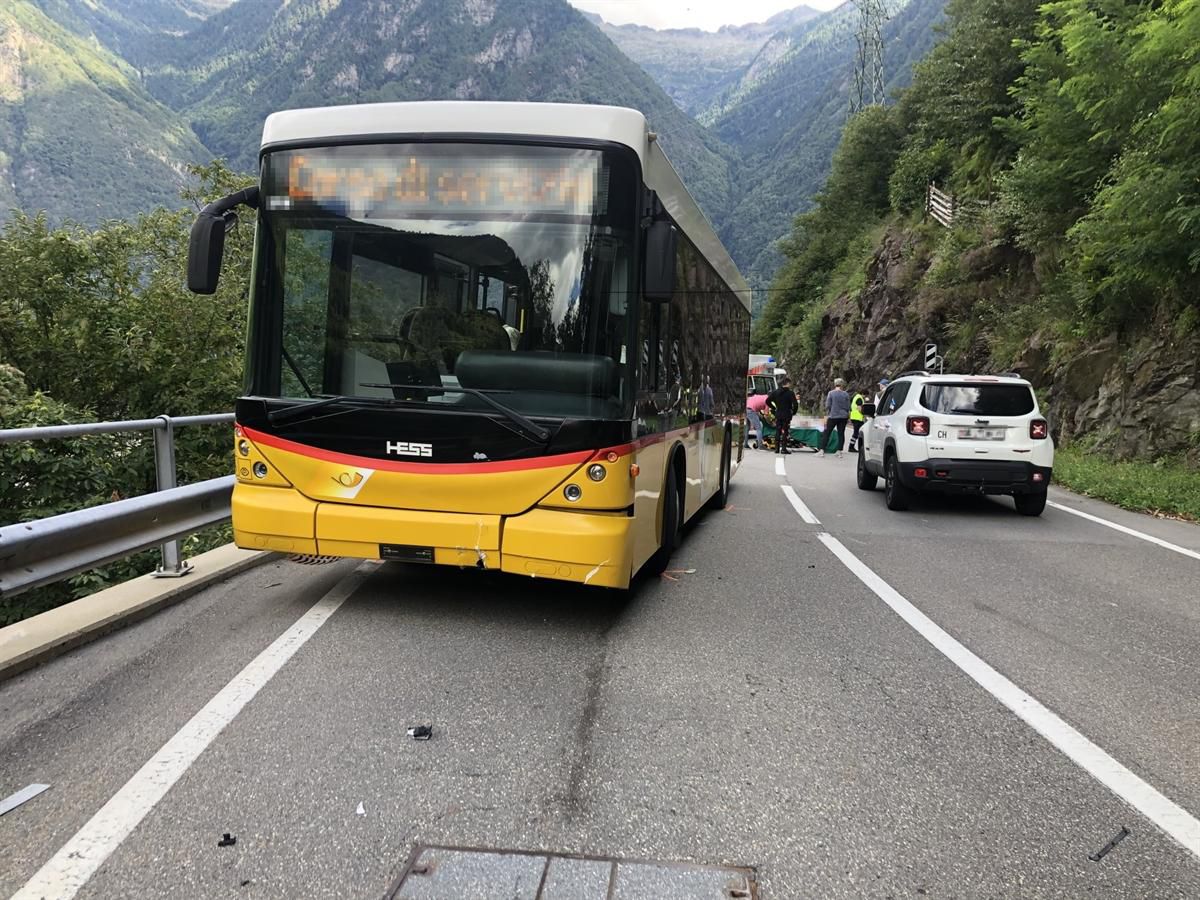 Grono GR, 28.08.2021: Am Samstagnachmittag, kurz nach 15.30 Uhr, ereignete sich auf der Calancastrasse ein Unfall zwischen einem 16-jährigen Lernfahrer und einem Postauto. Ausgangs des Tunnels Val del Infern kam der Motorradlenker in einer Rechtskurve zu Fall und rutschte auf die Gegenfahrbahn. Dort kam es zu einer Kollision mit einem Postauto. Der 16-Jährige wurde leicht verletzt ins Kantonsspital nach Bellinzona TI gebracht. Der genaue Unfallhergang wird durch die Kantonspolizei Graubünden abgeklärt. Grono GR, 28.08.2021: Am Samstagnachmittag, kurz nach 15.30 Uhr, ereignete sich auf der Calancastrasse ein Unfall zwischen einem 16-jährigen Lernfahrer und einem Postauto. Ausgangs des Tunnels Val del Infern kam der Motorradlenker in einer Rechtskurve zu Fall und rutschte auf die Gegenfahrbahn. Dort kam es zu einer Kollision mit einem Postauto. Der 16-Jährige wurde leicht verletzt ins Kantonsspital nach Bellinzona TI gebracht. Der genaue Unfallhergang wird durch die Kantonspolizei Graubünden abgeklärt.
