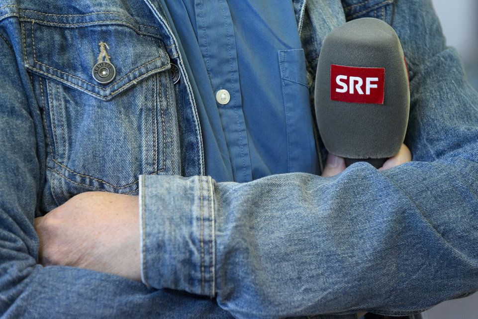 Die politische Einstellung der SRG-Journalisten sei für die No-Billag-Initianten kein Problem: Ein Mikrofon eines SRF-Journalisten.