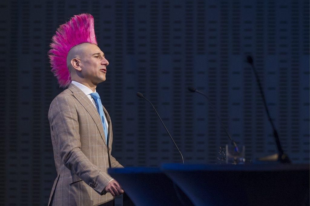 Der Satiriker Andreas Thiel wagt sich in der «Weltwoche» vom 27. November 2014 auf heikles Terrain: Er macht den Koran für Gewalt, Krieg und Unterdrückung verantwortlich. Den Propheten Mohammed bezeichnet er als «Sklaventreiber, Kinderschänder und Massenmörder».