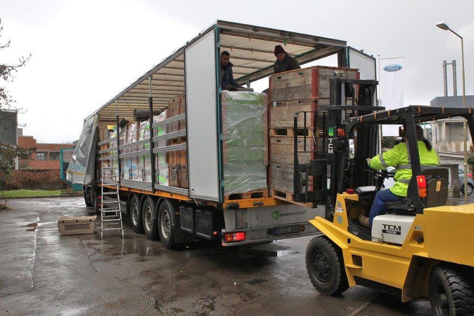 Tierfreund: Ein Winterthurer Unternehmer führt die Transporte von Tierfutter, Hundehütten und anderen Utensilien auf eigene Kosten aus.