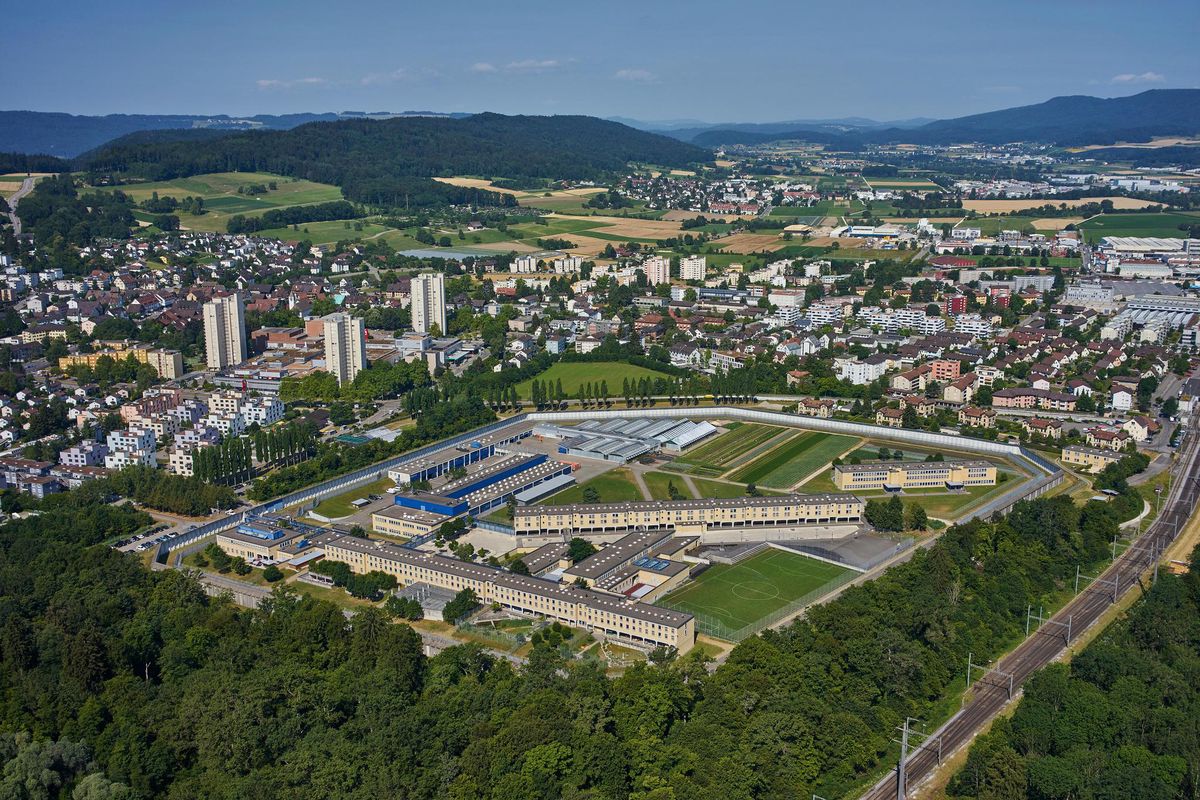 Ende Oktober wurde er in der Strafanstalt Pöschwies in einen Spezialtrakt verlegt. Ende Oktober wurde er in der Strafanstalt Pöschwies in einen Spezialtrakt verlegt.
