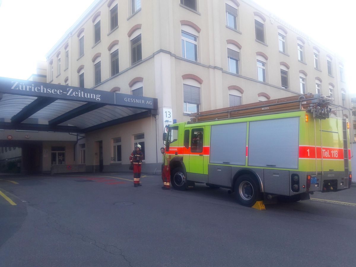 Um kurz vor 19 Uhr waren die ersten Feuerwehrleute vor dem Redaktionsgebäude. Foto: PD