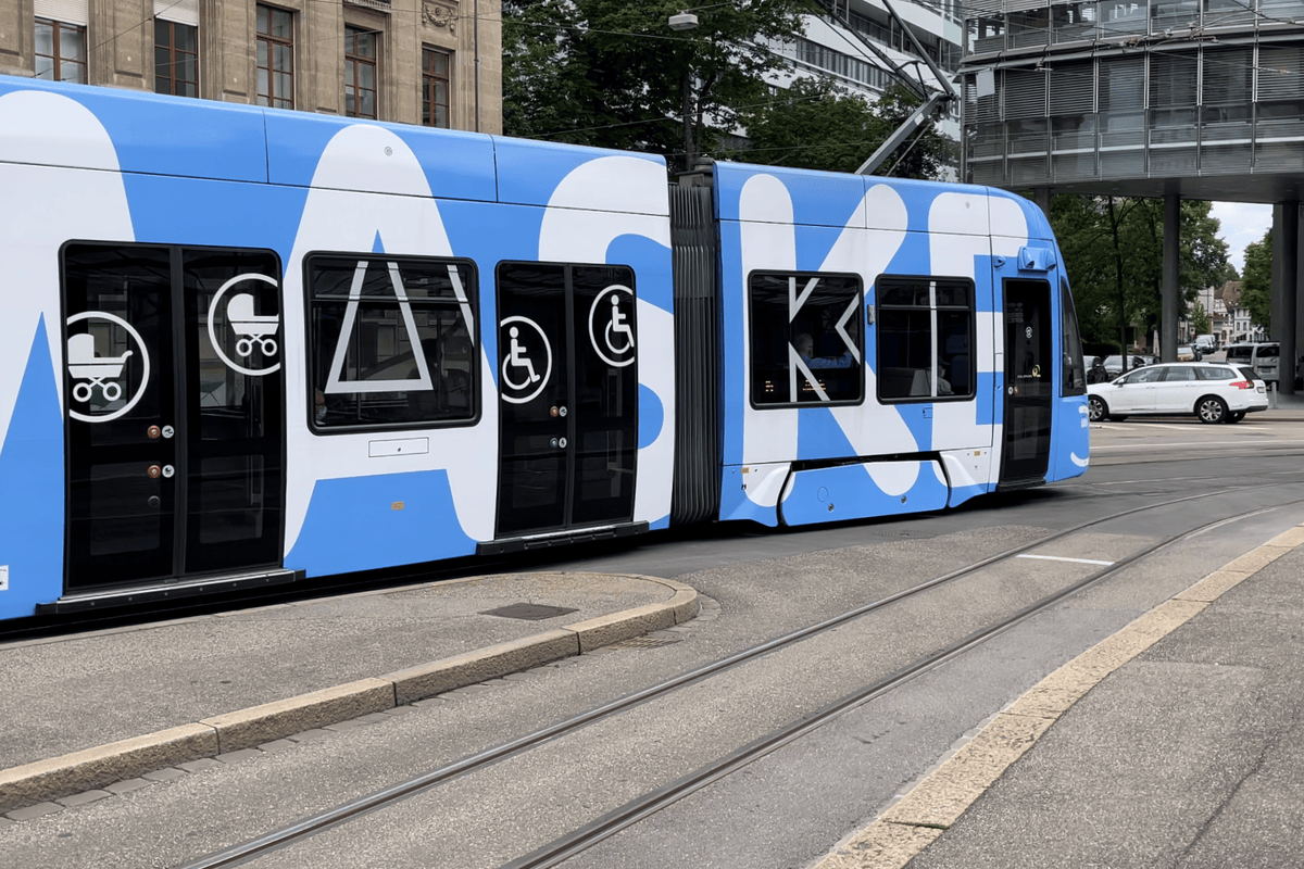 Basler Tram gibt Rätsel auf – Diese Corona-Botschaft lässt sich nicht ohne weiteres knacken - Vimarsana News