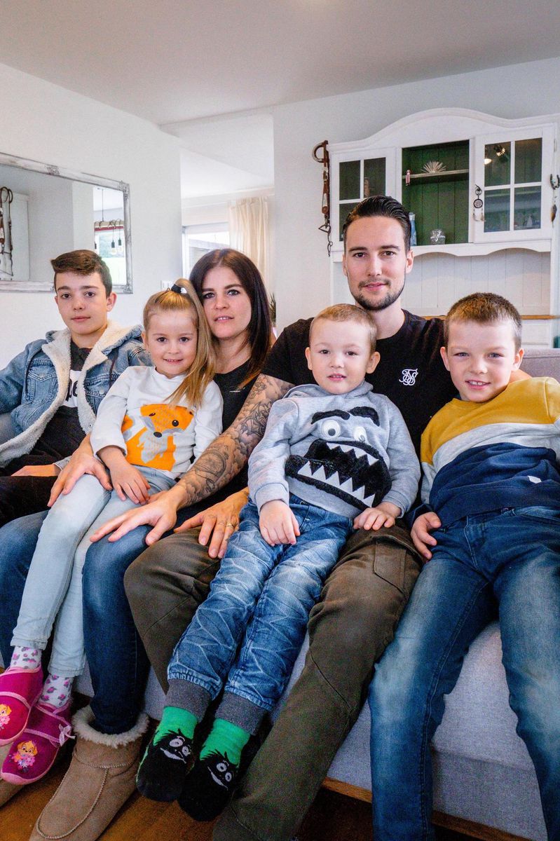 Die Familie lädt niemanden mehr ein, besucht niemanden mehr und unternimmt auch mit niemandem mehr draussen etwas.