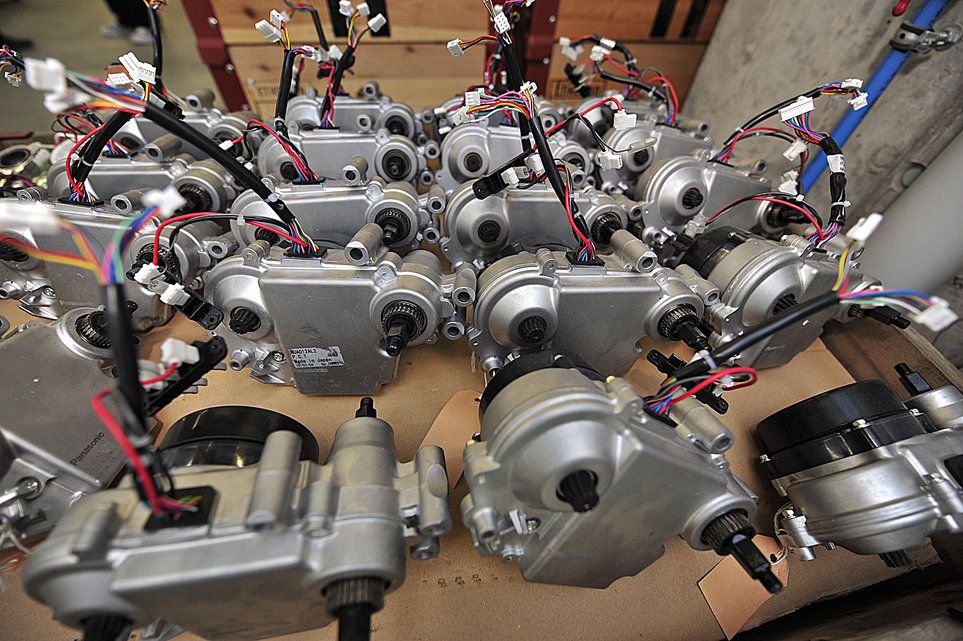 ... und Elektromotoren mit Zahnrad warten auf die Montage.