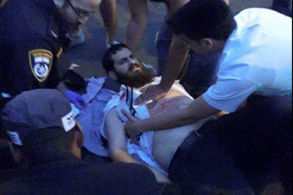 Angreifer sticht mit Messer auf Juden ein