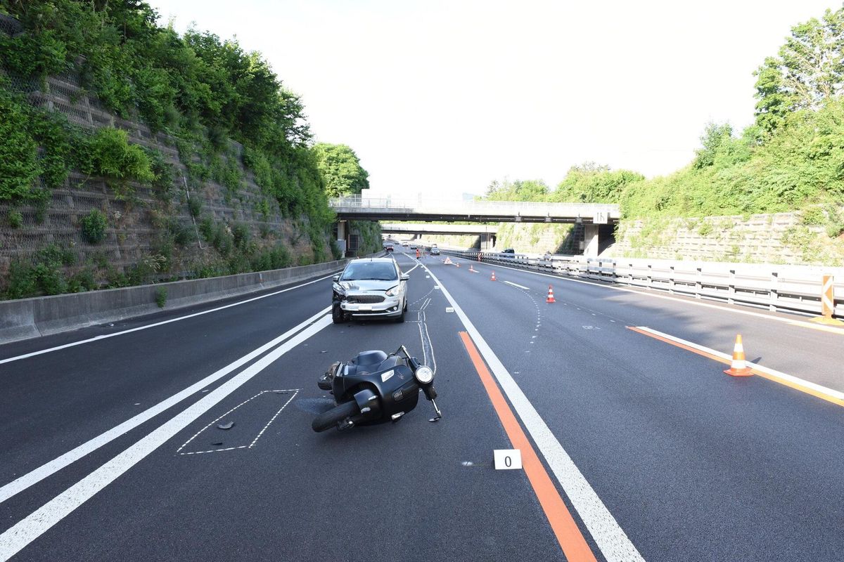 Auffahrkollision auf Autobahn – Rollerfahrerin bei Unfall verletzt - Vimarsana News