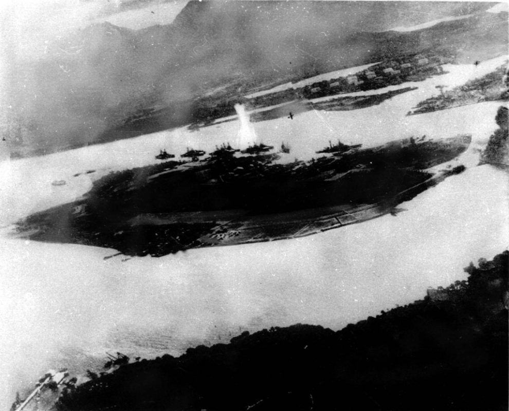 Dieses Bild der Bombardierung Pearl Harbors wurde von der Besatzung eines japanischen Flugzeugs aufgenommen. Dieses Bild der Bombardierung Pearl Harbors wurde von der Besatzung eines japanischen Flugzeugs aufgenommen.