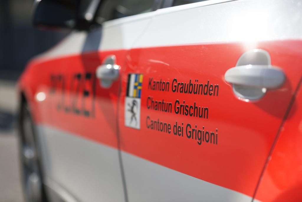 Der Unfallhergang ist noch unklar: Die Bündner Kantonspolizei ermittelt. Der Unfallhergang ist noch unklar: Die Bündner Kantonspolizei ermittelt.