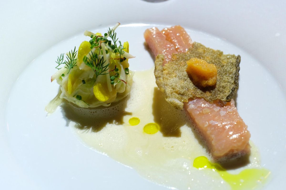 Thema Fisch – dazu gibt es Saibling mit Ingwer-Zwiebel-Püree. Und mit Beurre Blanc. 