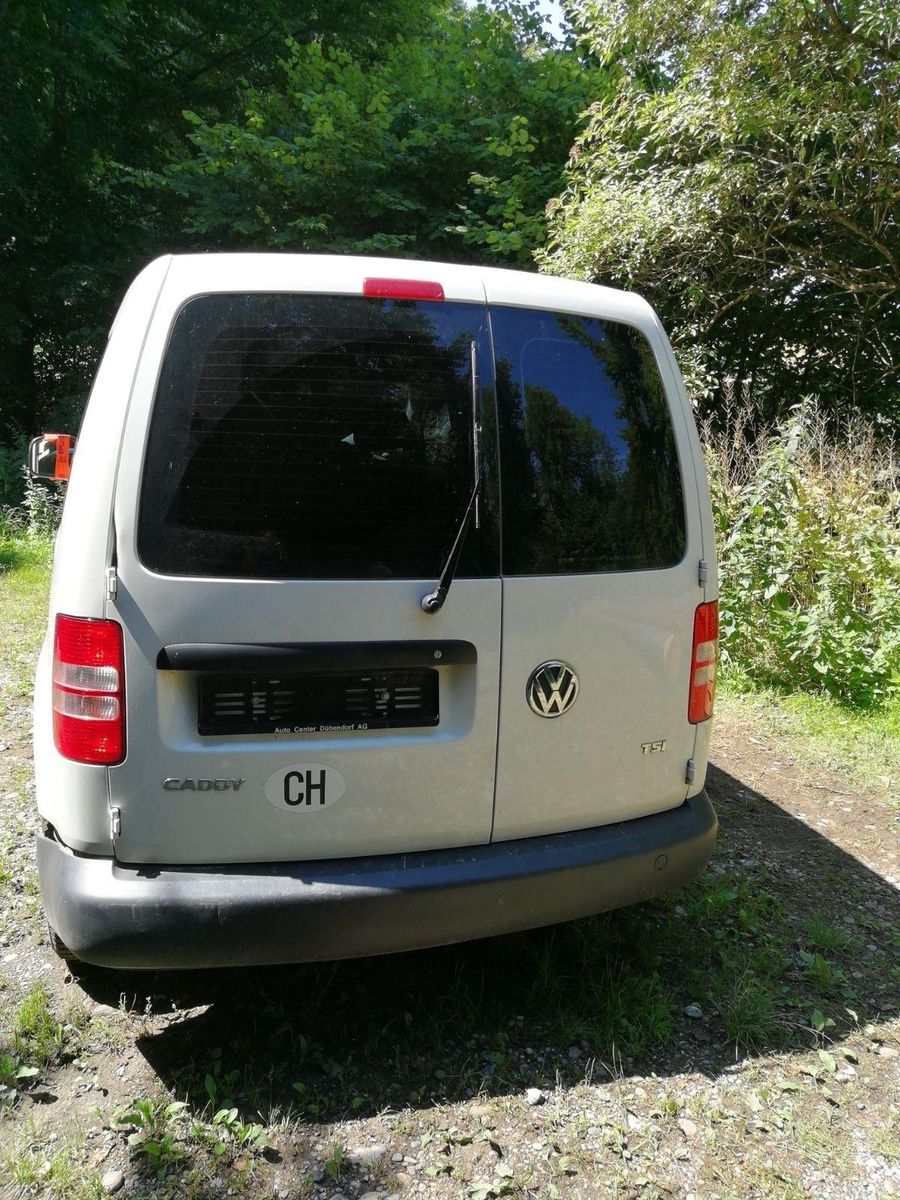 Wrousis' Wagen war bis oben mit Müll vollgestopft. Wrousis' Wagen war bis oben mit Müll vollgestopft.