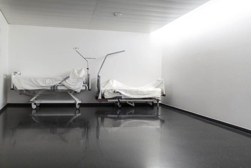 Auch die Hirslanden-Gruppe führte Kurzarbeit ein. In der Klinik Birshof in Münchenstein Basel, an der in normalen Zeiten vorwiegend elektive orthopädische Operationen durchgeführt werden, liege die Auslastung meistens unter 30 Prozent, sagt Claude Kaufmann, Sprecher der Hirslanden AG.