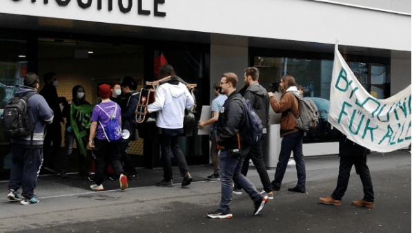 Die Demonstrierenden versuchten in die Uni Luzern einzudringen. Teilnehmende der Gegendemo und die Polizei hielten sie davon ab.
